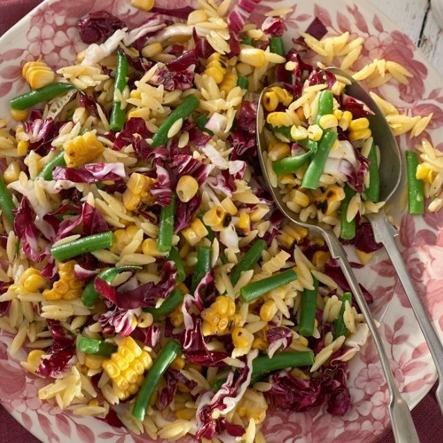Pasta orzo, achicoria, maíz asado, ensalada de judías verdes con mostaza Pasta orzo, achicoria, maíz asado, ensalada de judías verdes con mostaza